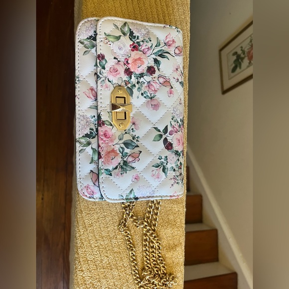 Ardene purse with flowers. And Gold chain straps. - Picture 1 of 4